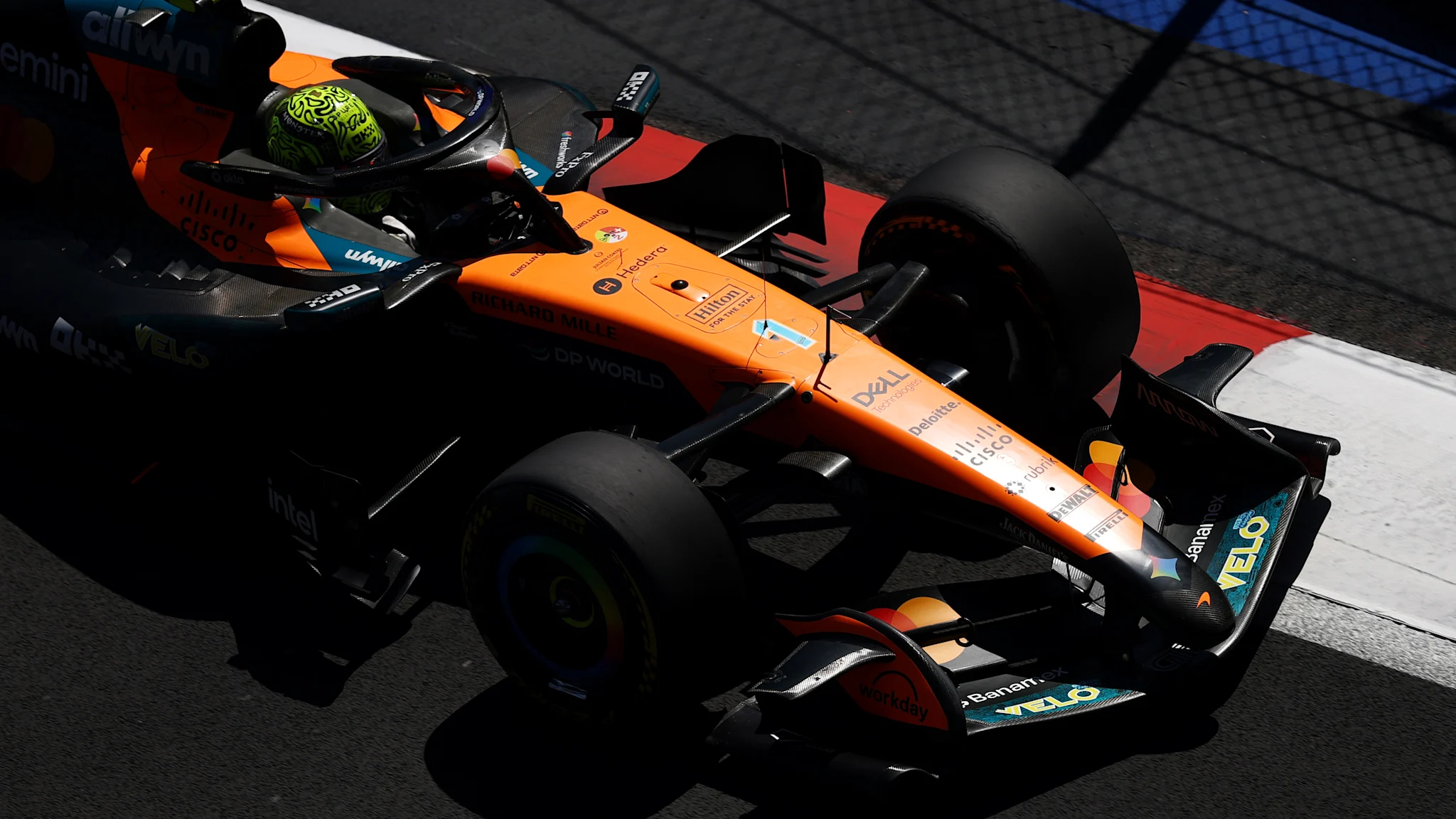 Lando Norris lidera treino livre final no México por margem mínima