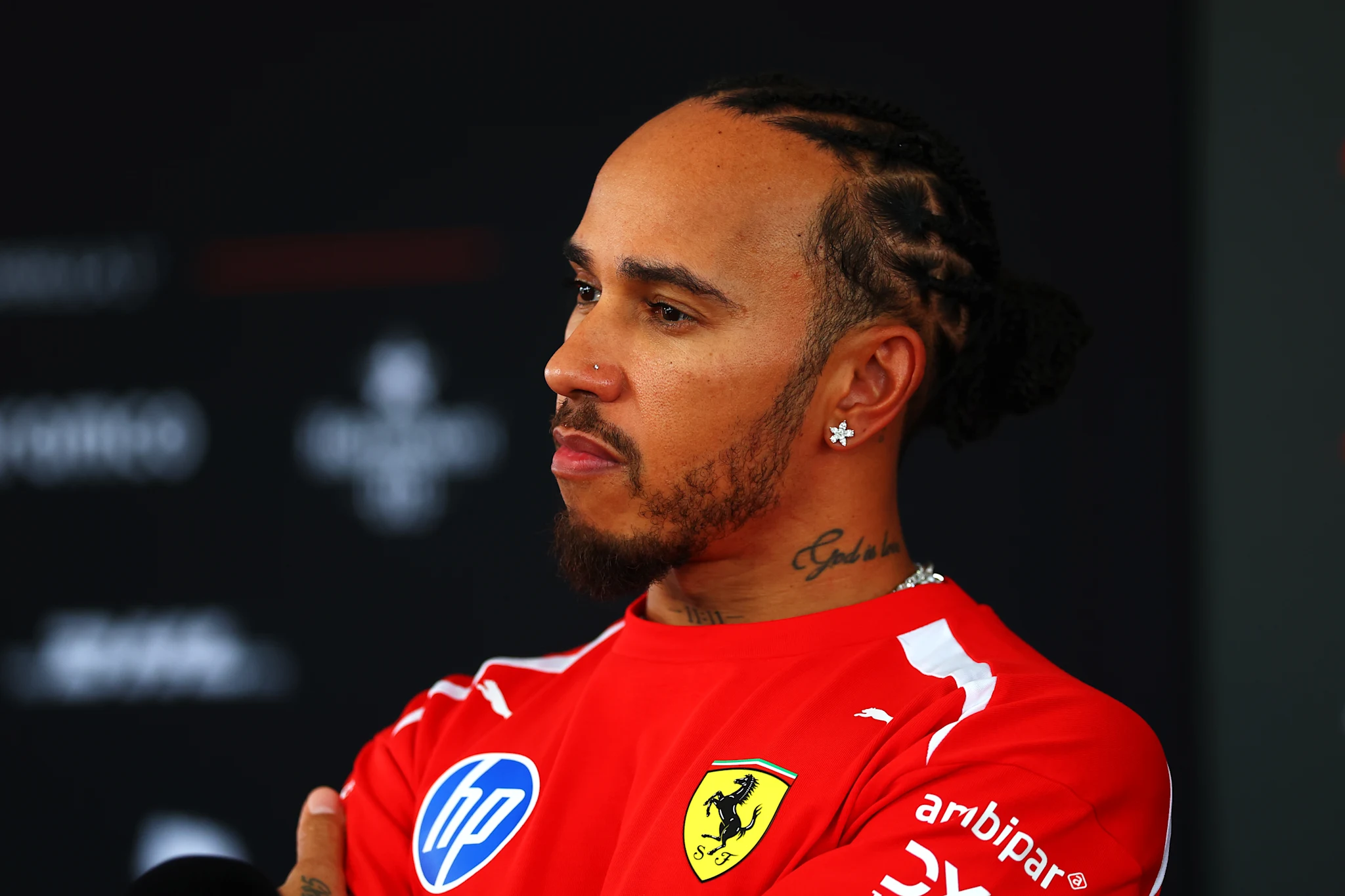 Lewis Hamilton defende liderança de Frederic Vasseur na Ferrari contra críticas externas​‌​