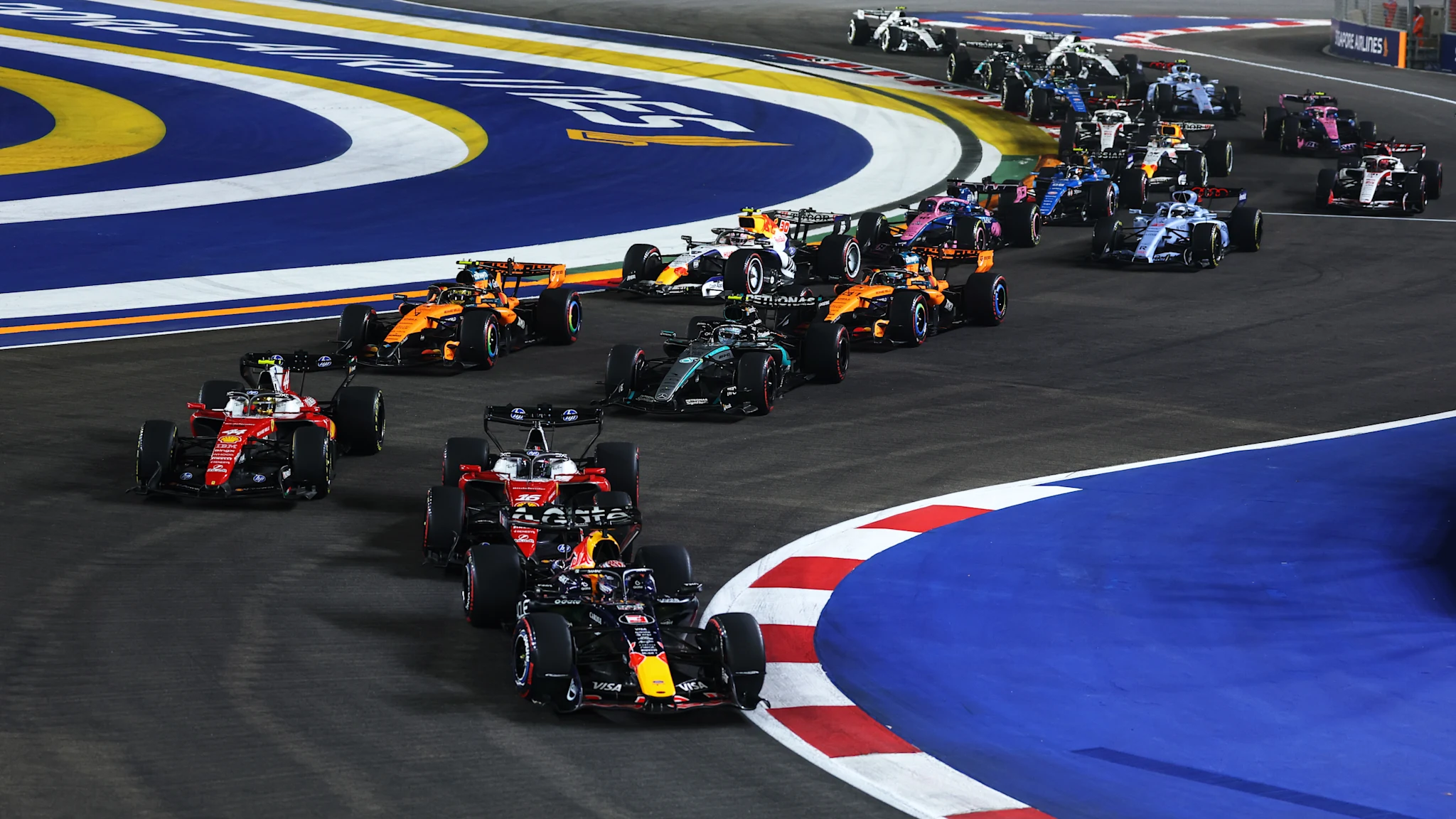 Verstappen domina GP de Singapura e amplia vantagem na temporada​‌​