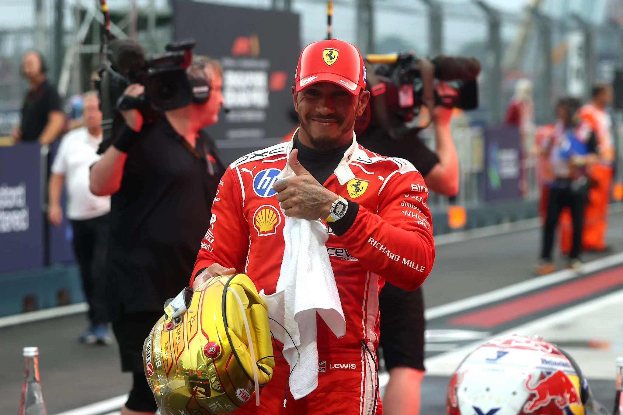 Lewis Hamilton celebra largada espetacular e pódio em Singapura​‌​