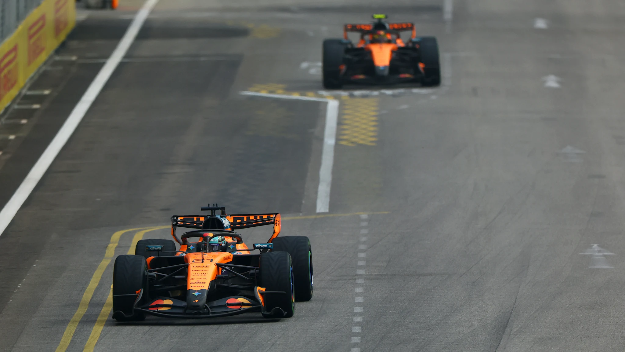 Comissários da F1 decidem sobre colisão entre pilotos da Mclaren no Sprint de Singapura​‌​