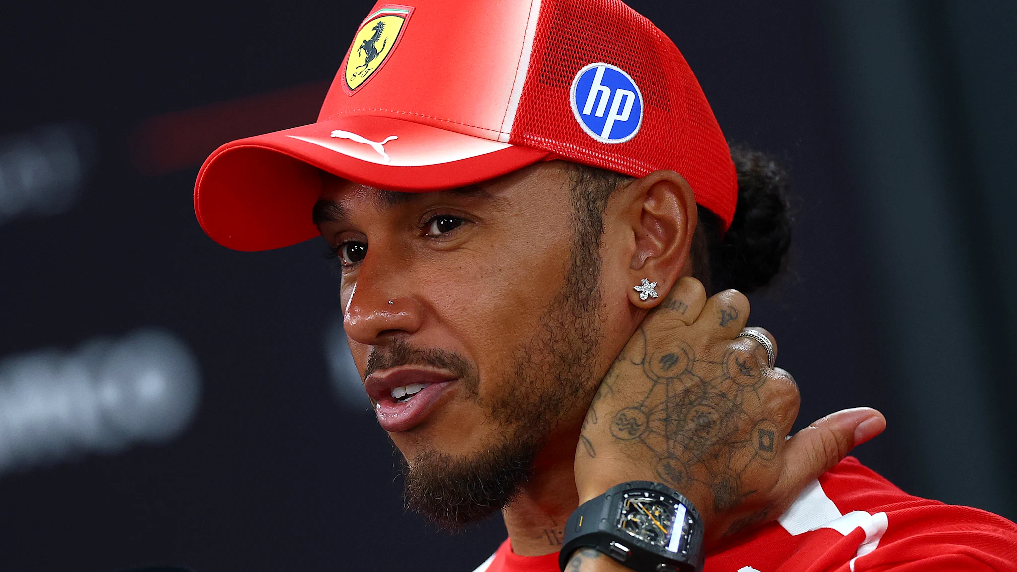 Lewis Hamilton e Charles Leclerc projetam postura agressiva da Ferrari em Singapura