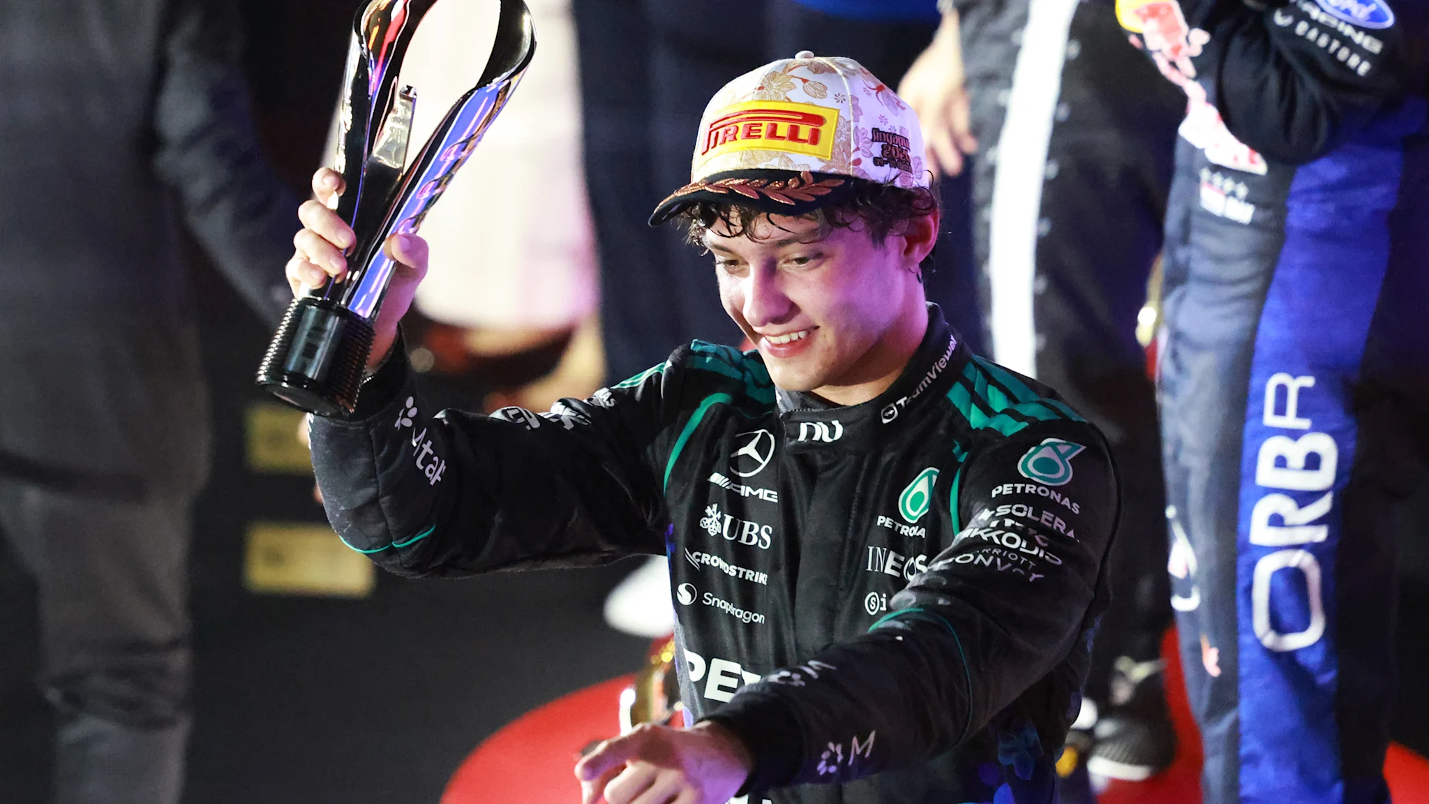 Kimi Antonelli se aproxima do título mundial após pódio em Singapura​‌​