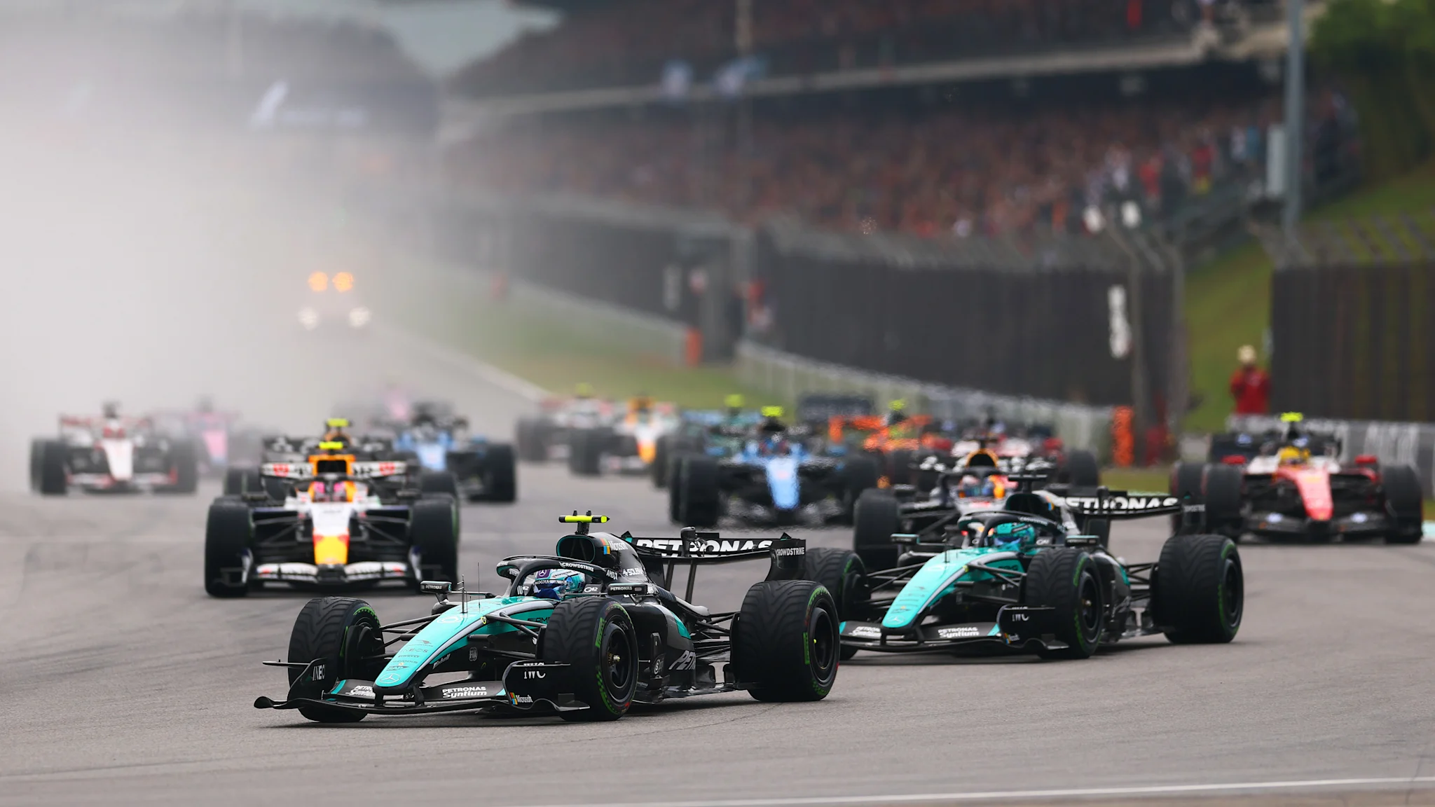 Max Verstappen vence na Malásia em dia de estratégia e superação na Fórmula 1