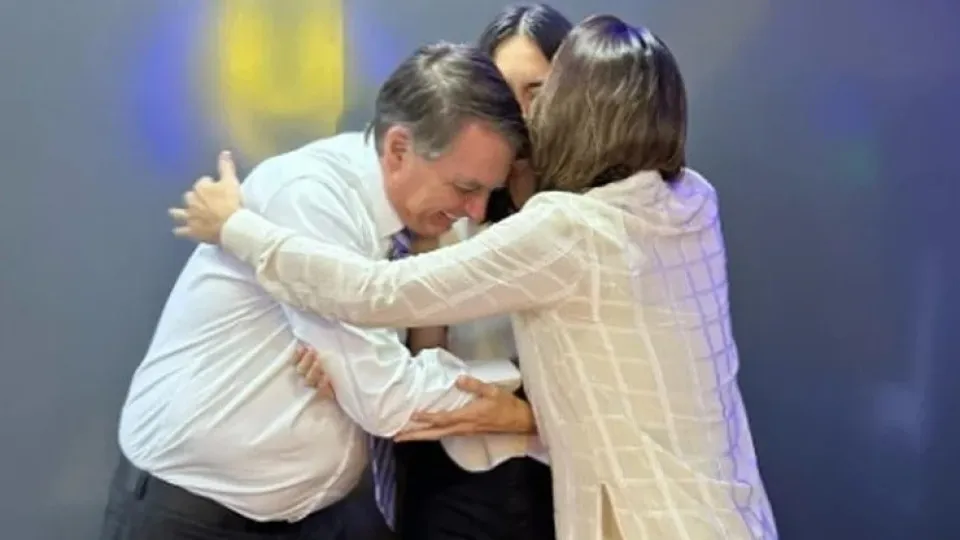Laura Bolsonaro celebra 16 anos em Brasília com autorização do STF para reunião familiar Laura Bolsonaro celebra 16 anos em Brasília com autorização do STF para reunião familiar