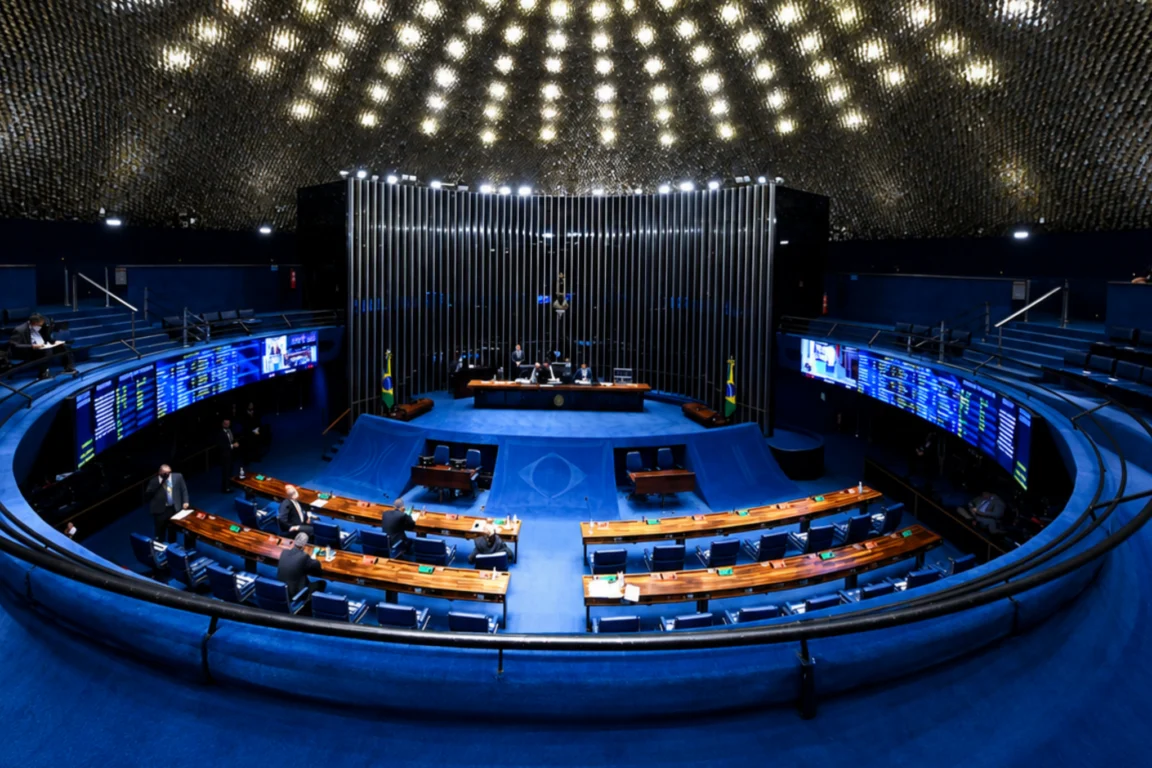 Senado aprova mudança histórica na jornada de trabalho e garante dois dias de folga semanal Senado aprova mudança histórica na jornada de trabalho e garante dois dias de folga semanal