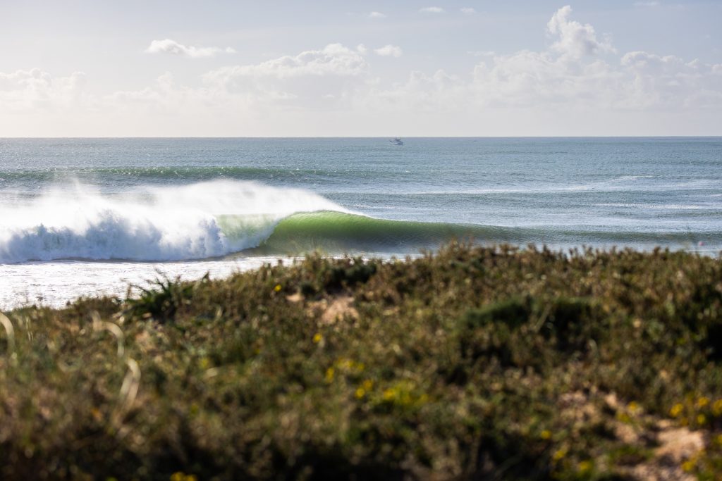 Yago Dora lidera o MEO Rip Curl Pro que inicia nesta sexta com ondas grandes em Supertubos​‌​