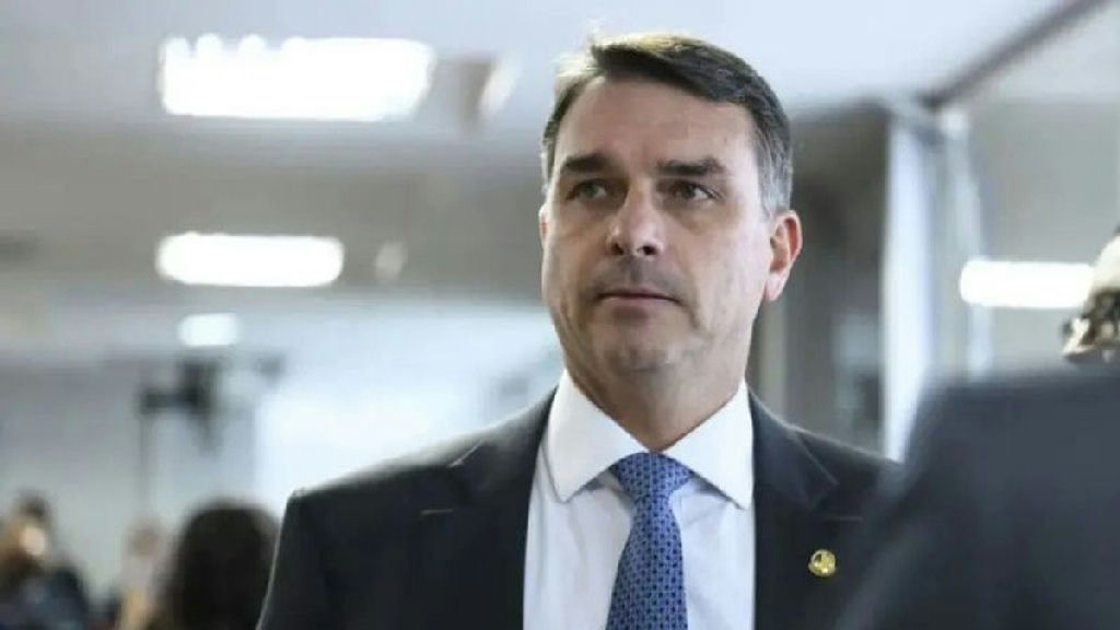 TSE ordena retirada de propaganda de Lula que vinculava Flávio Bolsonaro a crimes