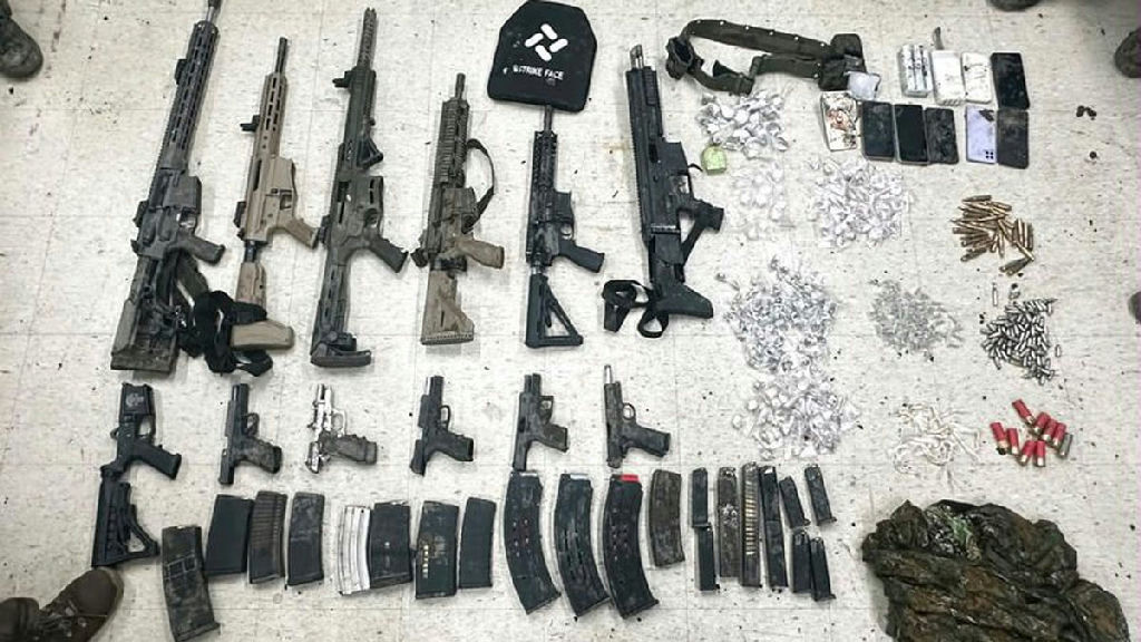 Confronto em Cajazeiras termina com nove mortos e apreensão de arsenal de guerra Confronto em Cajazeiras termina com nove mortos e apreensão de arsenal de guerra