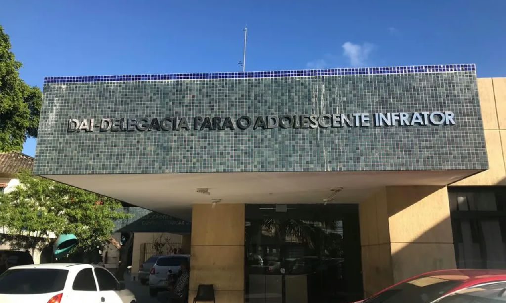 Jovem é preso em Salvador por agressão e divulgação de vídeos íntimos Jovem é preso em Salvador por agressão e divulgação de vídeos íntimos