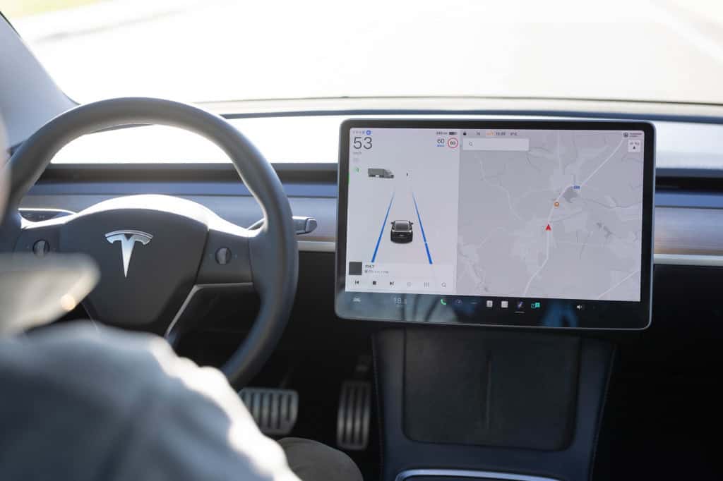 Tesla renomeia sistema de direção assistida na Europa após pressão alemã Tesla renomeia sistema de direção assistida na Europa após pressão alemã