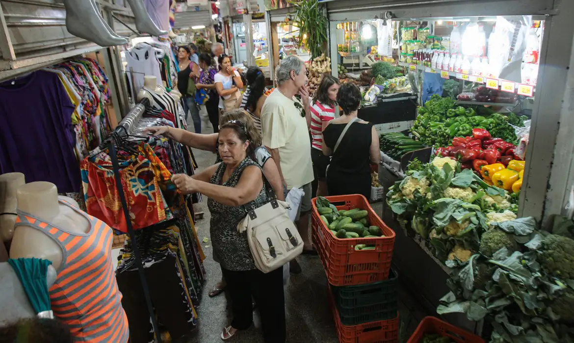 Auxílios sociais evitam retração severa na economia de municípios do interior Auxílios sociais evitam retração severa na economia de municípios do interior