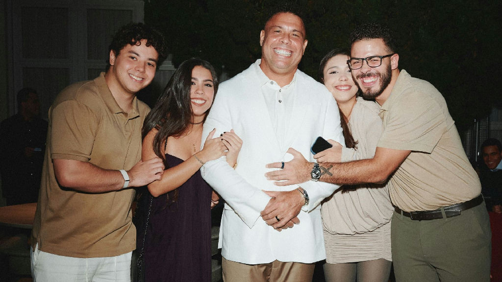 Ronaldo Fenômeno celebra 50 anos com reunião rara ao lado dos quatro filhos Ronaldo Fenômeno celebra 50 anos com reunião rara ao lado dos quatro filhos