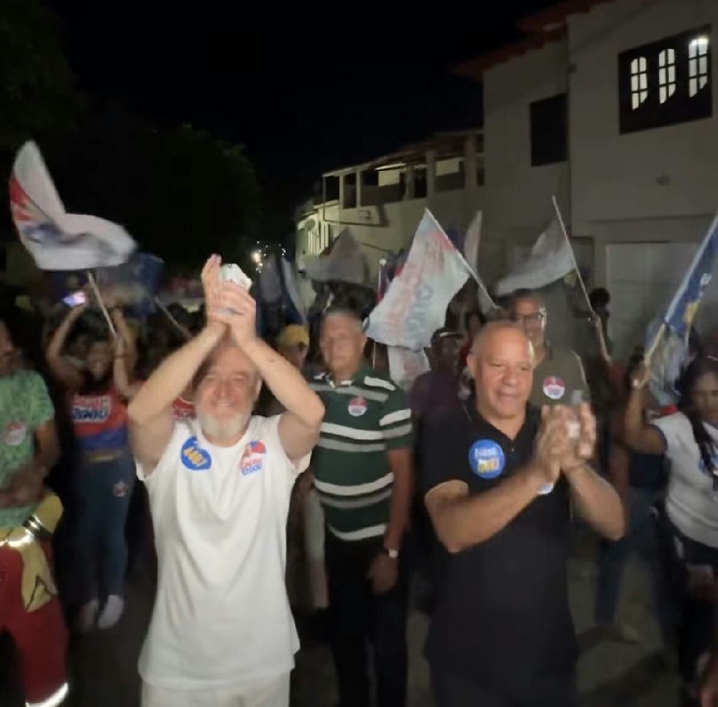 André Marques e Cacau da Mata realizam caminhada no bairro Barão de Camaçari