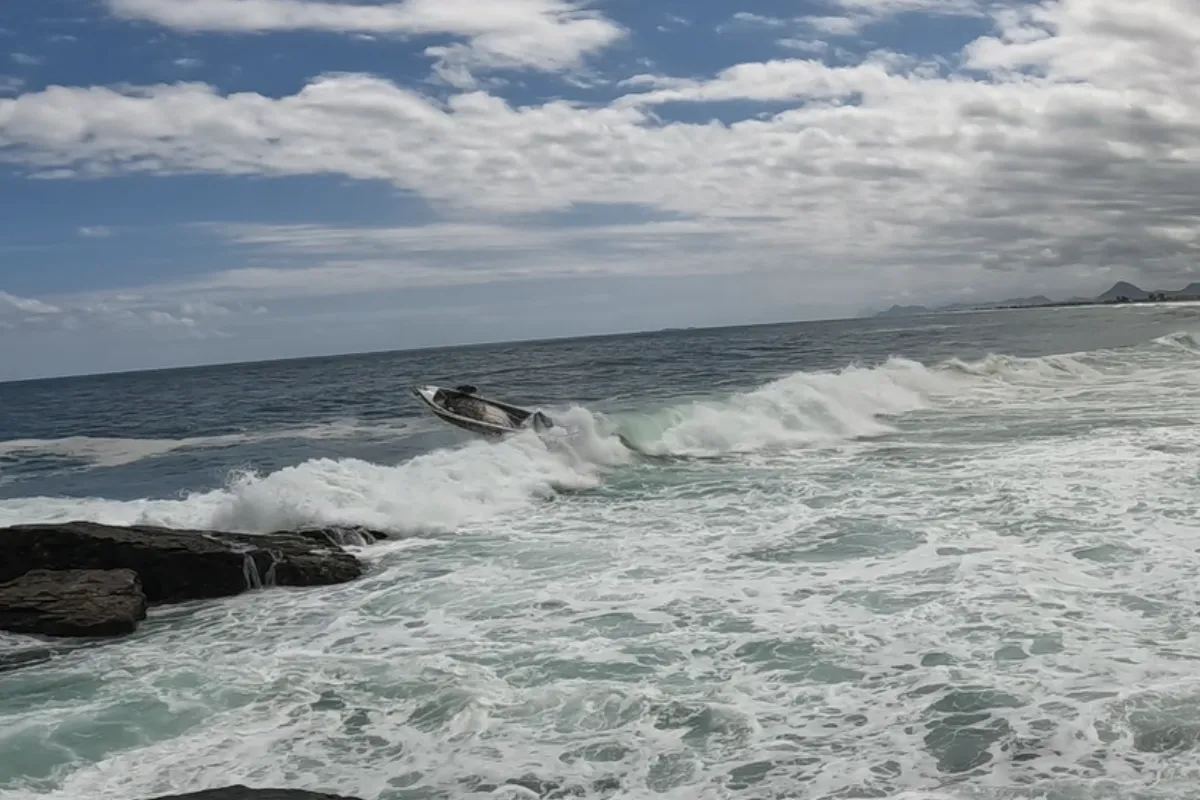 Pescador é ferido por hélice de barco em acidente em Maricá