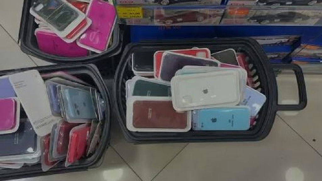Operação em Salvador retira de circulação 3 mil acessórios falsificados da Apple Operação em Salvador retira de circulação 3 mil acessórios falsificados da Apple