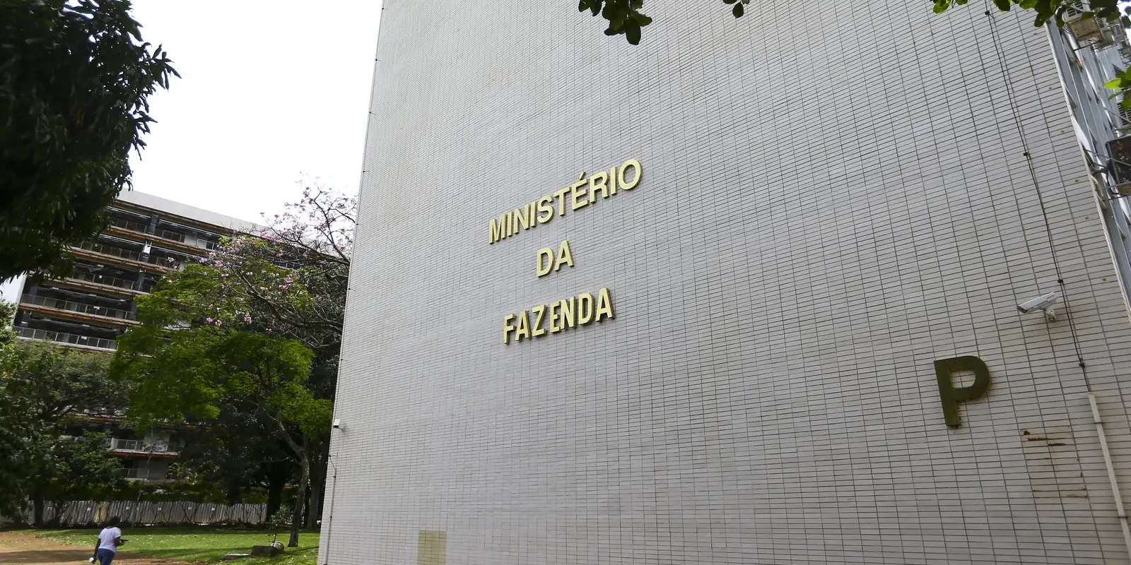Fazenda corta estimativas de crescimento para 2% em 2026 e 2,3% em 2027 devido a juros e dívidas Fazenda corta estimativas de crescimento para 2% em 2026 e 2,3% em 2027 devido a juros e dívidas