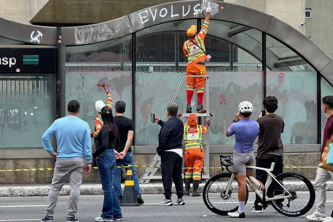 Depredação e pichações atingem Metrô de São Paulo após ato político na Paulista Depredação e pichações atingem Metrô de São Paulo após ato político na Paulista