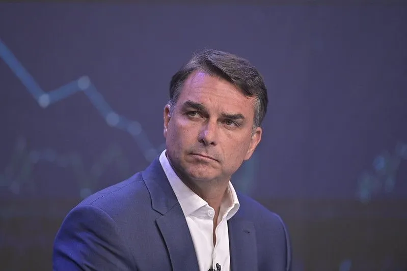 Flávio Bolsonaro deixa Argentina em voo privado rumo ao Equador
