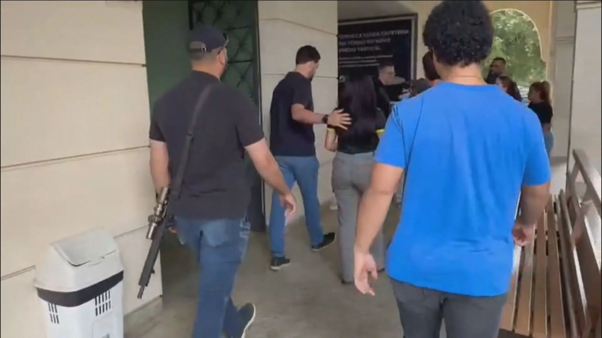 Polícia prende em velório mulher acusada de torturar e raspar cabelo de rival Polícia prende em velório mulher acusada de torturar e raspar cabelo de rival