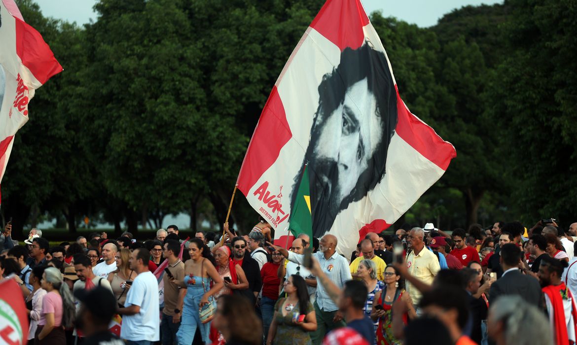 Lula celebra aniversário ao lado de eleitores emocionados em Brasília
