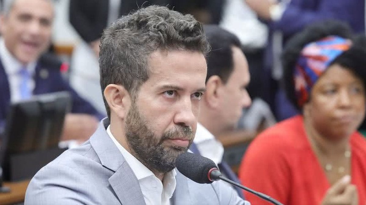 Deputado André Janones recebe convite para atuar na campanha de Pedro Sánchez na Espanha