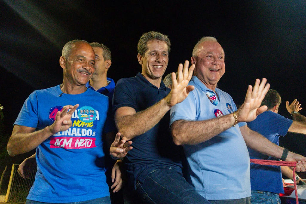 Elinaldo recebe apoio popular em carreata com ACM Neto em Riachão do Jacuípe Elinaldo recebe apoio popular em carreata com ACM Neto em Riachão do Jacuípe