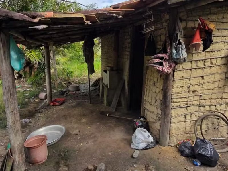 Fiscalização resgata 11 pessoas de trabalho escravo em fazenda de piaçava na Bahia Fiscalização resgata 11 pessoas de trabalho escravo em fazenda de piaçava na Bahia