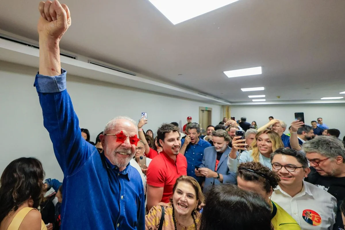 Lula retorna a Brasília após comemorar vitória histórica em São Paulo