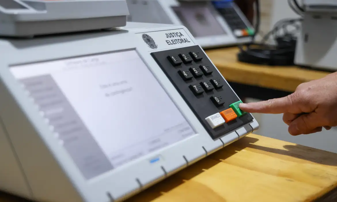 Justiça Eleitoral amplia acessibilidade com transporte gratuito e novas tecnologias nas urnas