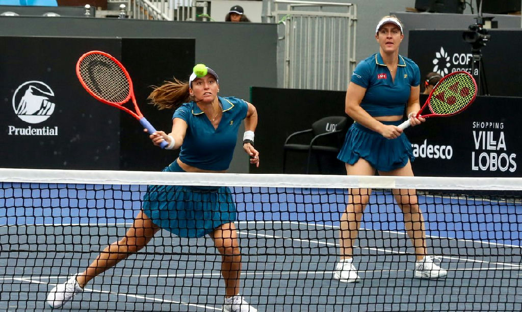 Luisa Stefani avança às semifinais do SP Open após desistência de adversárias Luisa Stefani avança às semifinais do SP Open após desistência de adversárias