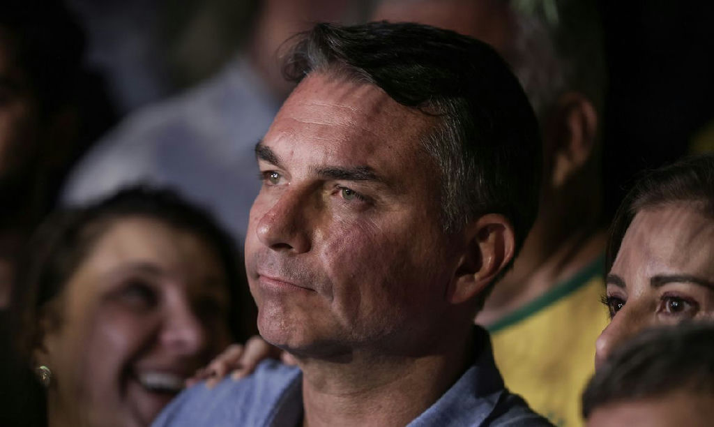 Sabatina presidencial expõe contradições de Flávio Bolsonaro sobre economia, queimadas e 8 de janeiro Sabatina presidencial expõe contradições de Flávio Bolsonaro sobre economia, queimadas e 8 de janeiro
