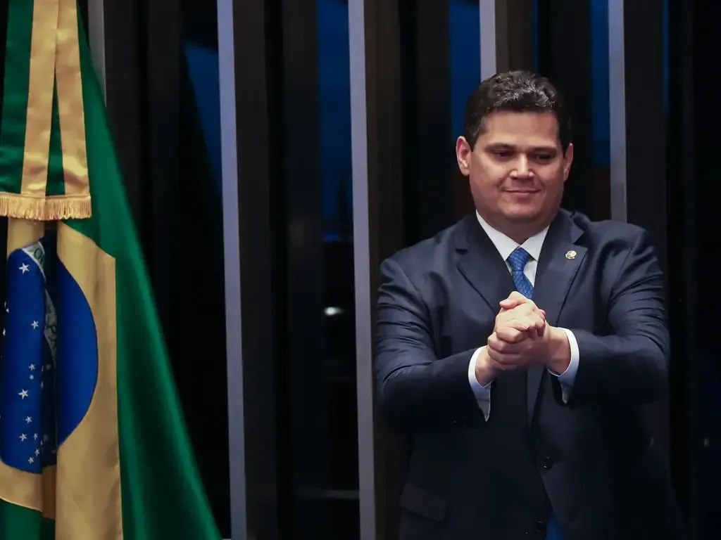 Microfone aberto flagra Alcolumbre celebrando sucesso da PEC 6x1 no Senado