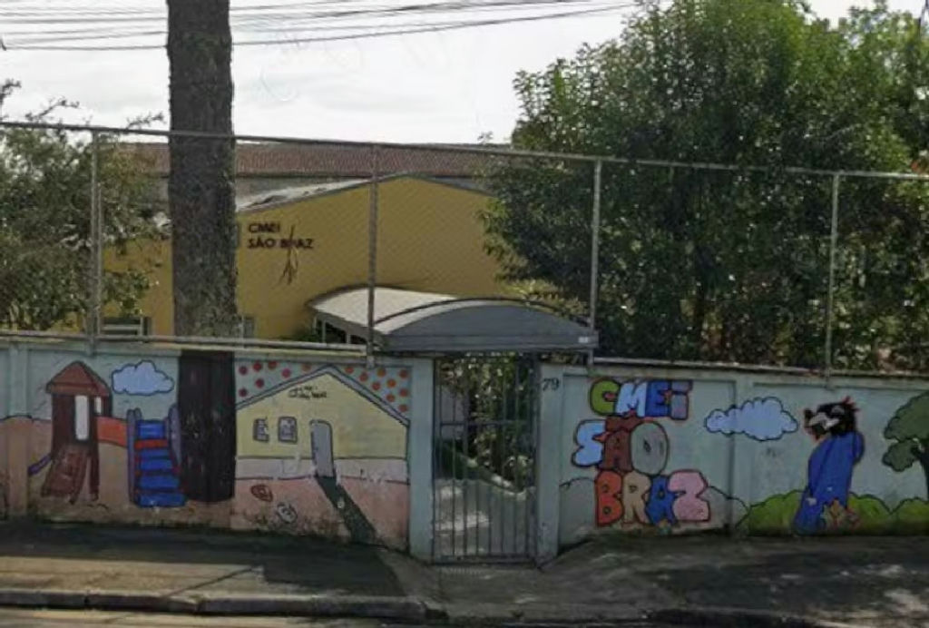 Polícia Militar resgata 13 crianças reféns em creche de Curitiba Polícia Militar resgata 13 crianças reféns em creche de Curitiba