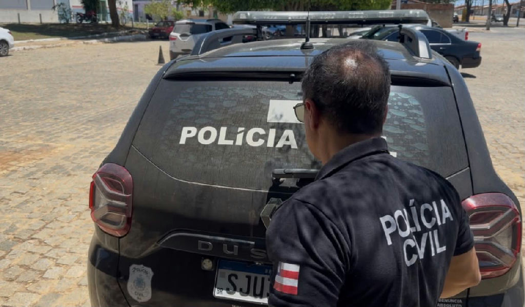 Polícia Civil prende casal suspeito de abusar sexualmente da própria filha em Poções Polícia Civil prende casal suspeito de abusar sexualmente da própria filha em Poções